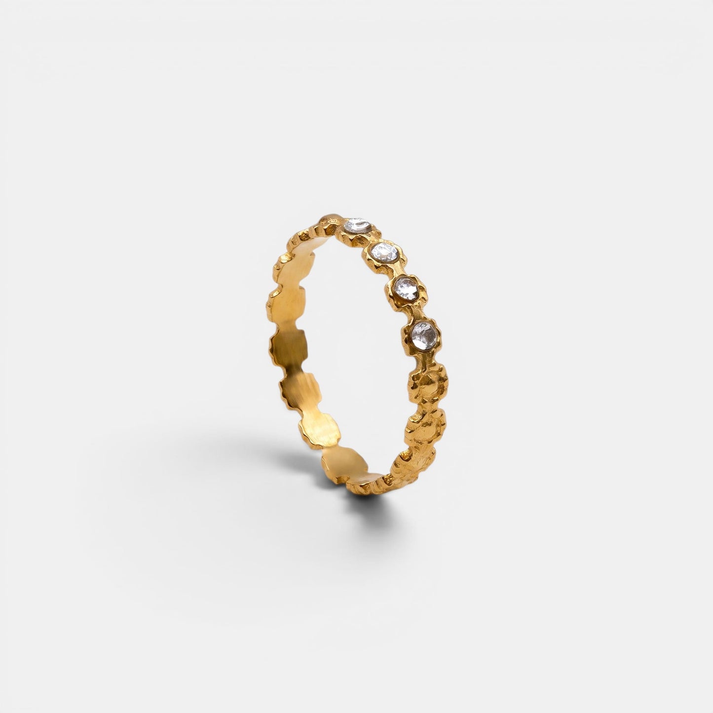 Ultra-schlichter Pureza Ring aus Gold mit feinem Kugel- und Plättchenmuster.