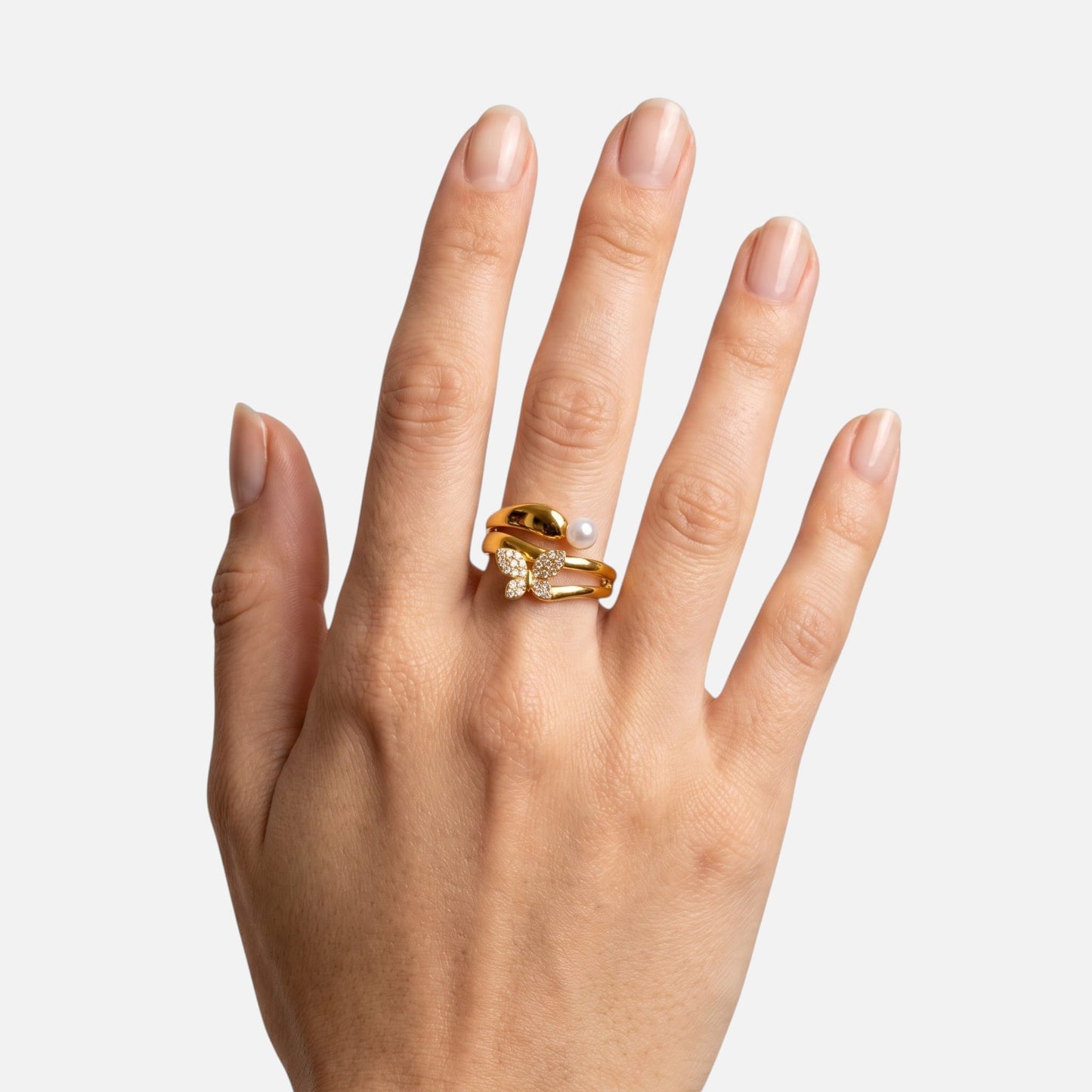 Mystisch und feminin: Eine Frauenhand trägt den Sirena Ring am Zeigefinger.