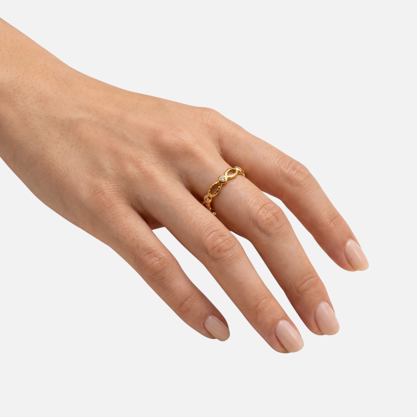 Luxuriöser Sommerurlaubs-Vibe: Eine Hand trägt den Amalfi Ring passend zur Clean Girl Ästhetik.