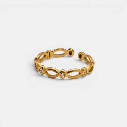 Goldener Amalfi Ring im eleganten Flecht-Design, besetzt mit winzigen funkelnden Steinen.