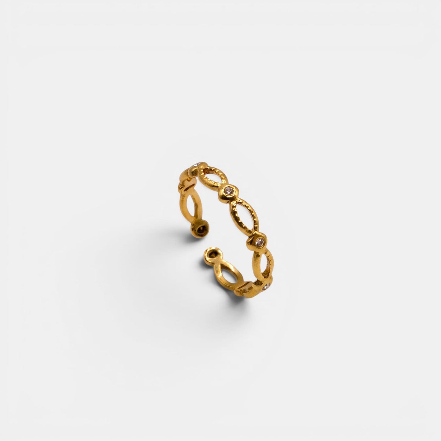 Goldener Amalfi Ring im eleganten Flecht-Design, besetzt mit winzigen funkelnden Steinen.