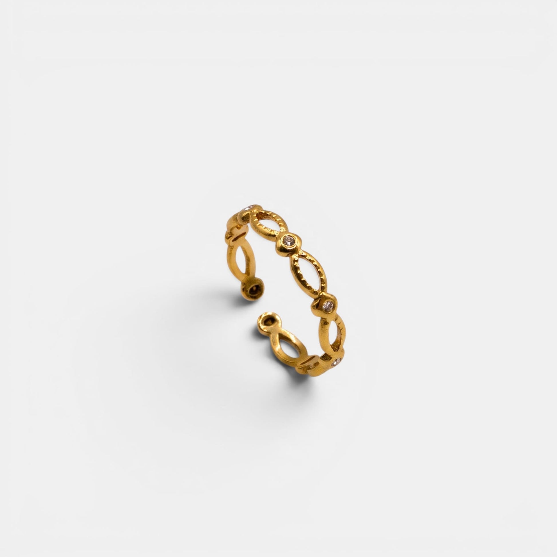 Goldener Amalfi Ring im eleganten Flecht-Design, besetzt mit winzigen funkelnden Steinen.