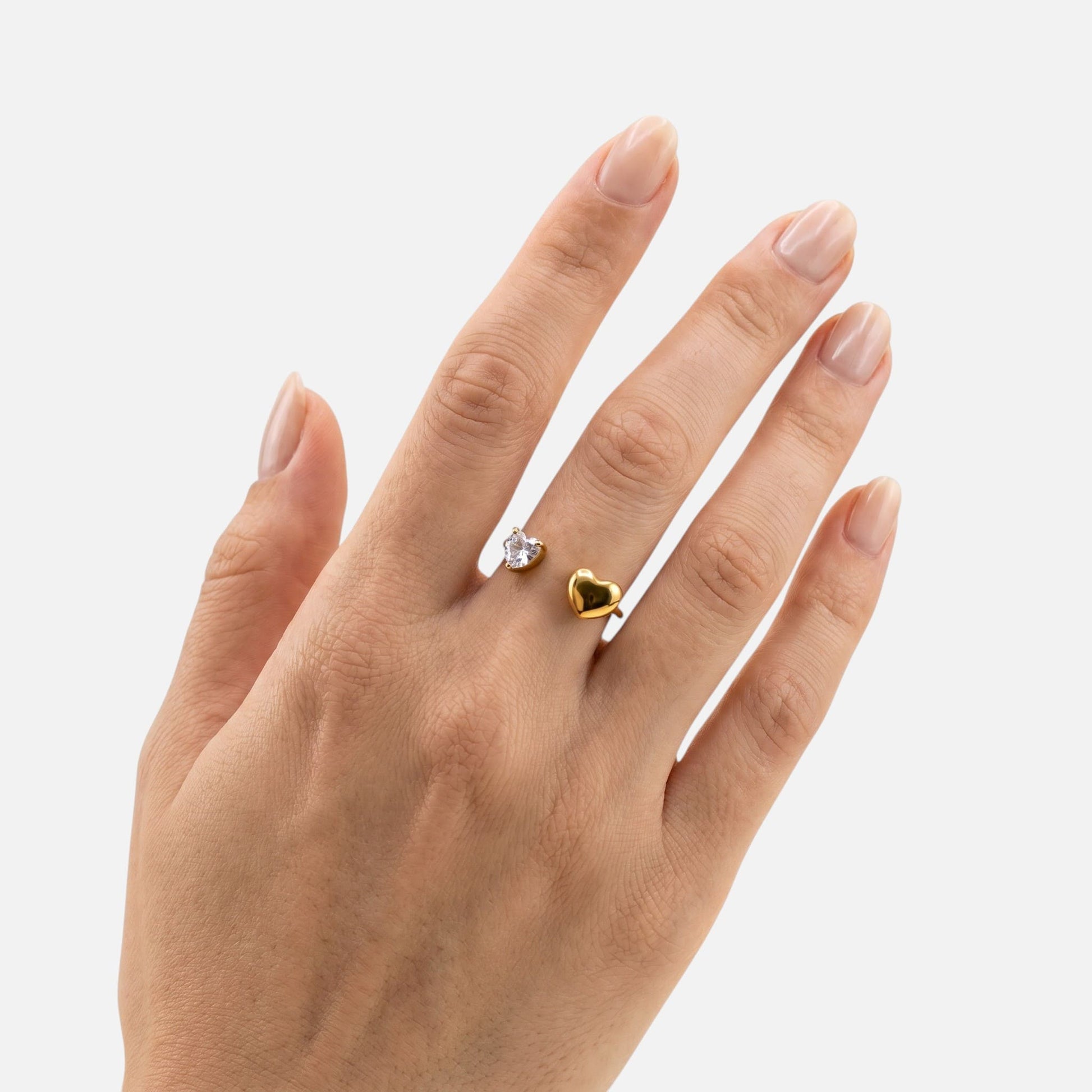 Mystisch und feminin: Eine Frauenhand trägt den Sirena Ring am Zeigefinger.