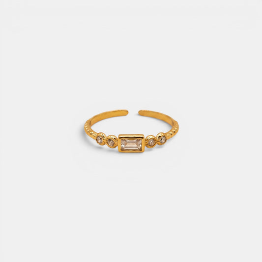 Schmaler Elysian Ring aus Gold mit markantem rechteckigem Kristall im Baguette-Schliff.