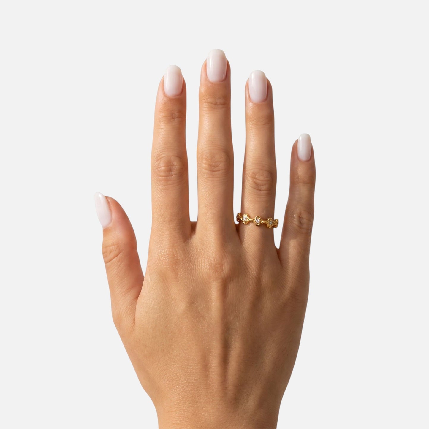 Ästhetische Aufnahme einer Hand, die den filigranen Estella Sternenring im Clean Girl Style trägt.