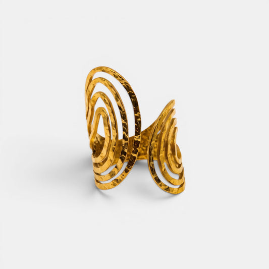 Auffälliger Golden Hour Statement-Ring aus Gold mit feiner horizontaler Wellenstruktur.