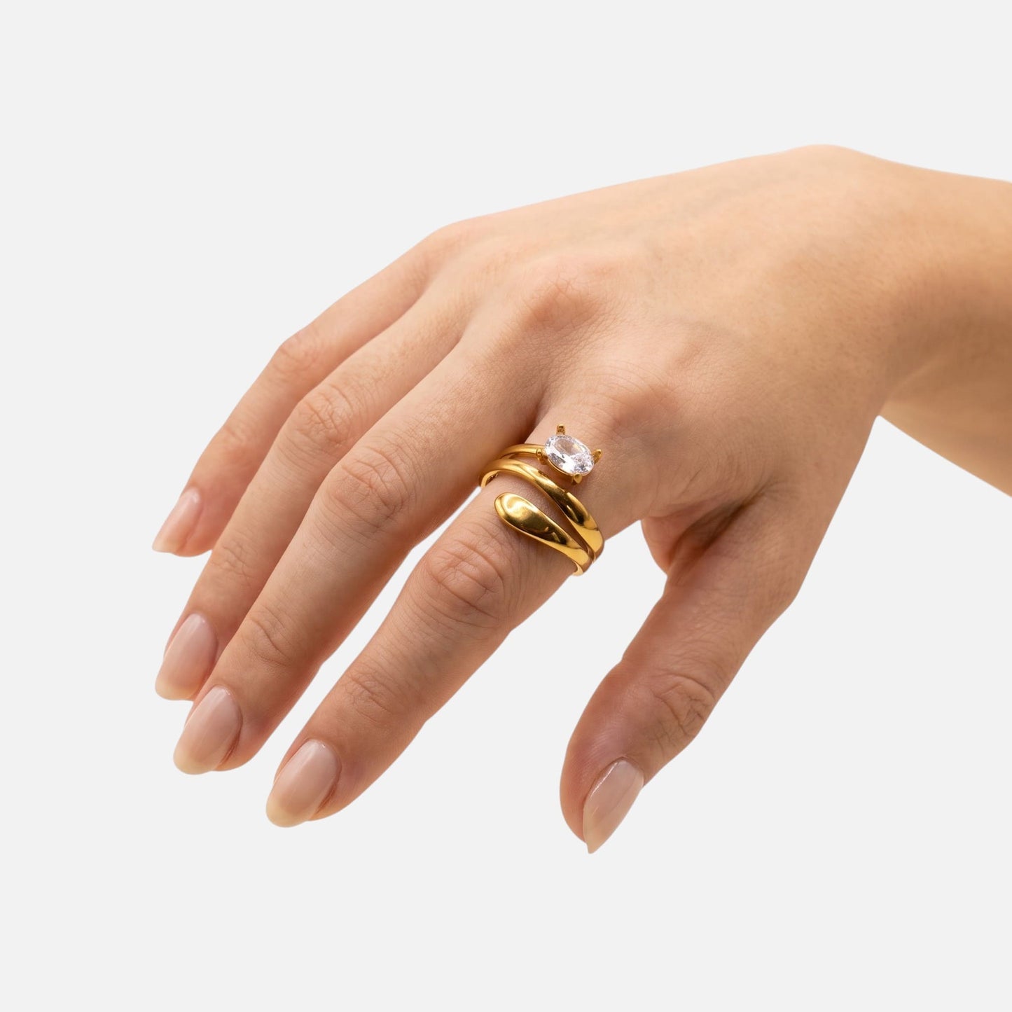 Eine Hand im hellen Tageslicht-Studio präsentiert den luxuriösen Lumina Ring am Finger.