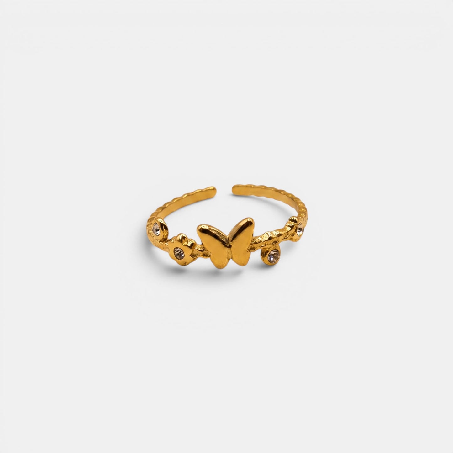 Zierlicher Mariposa Ring aus Gold mit einem filigranen Schmetterling im Zentrum.