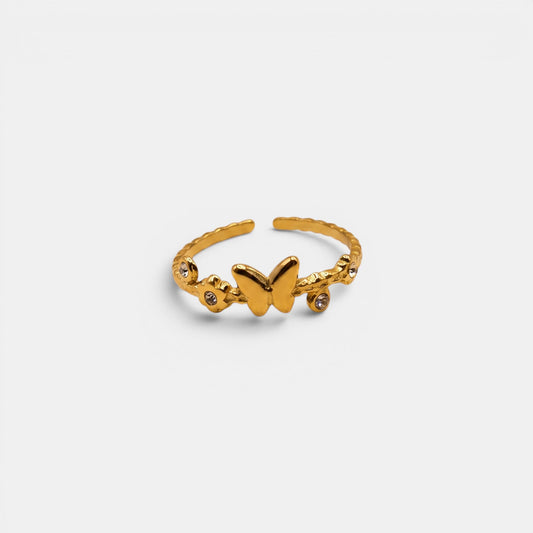 Zierlicher Mariposa Ring aus Gold mit einem filigranen Schmetterling im Zentrum.