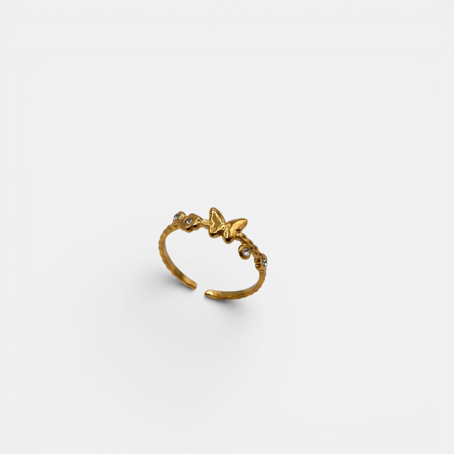Zierlicher Mariposa Ring aus Gold mit einem filigranen Schmetterling im Zentrum.