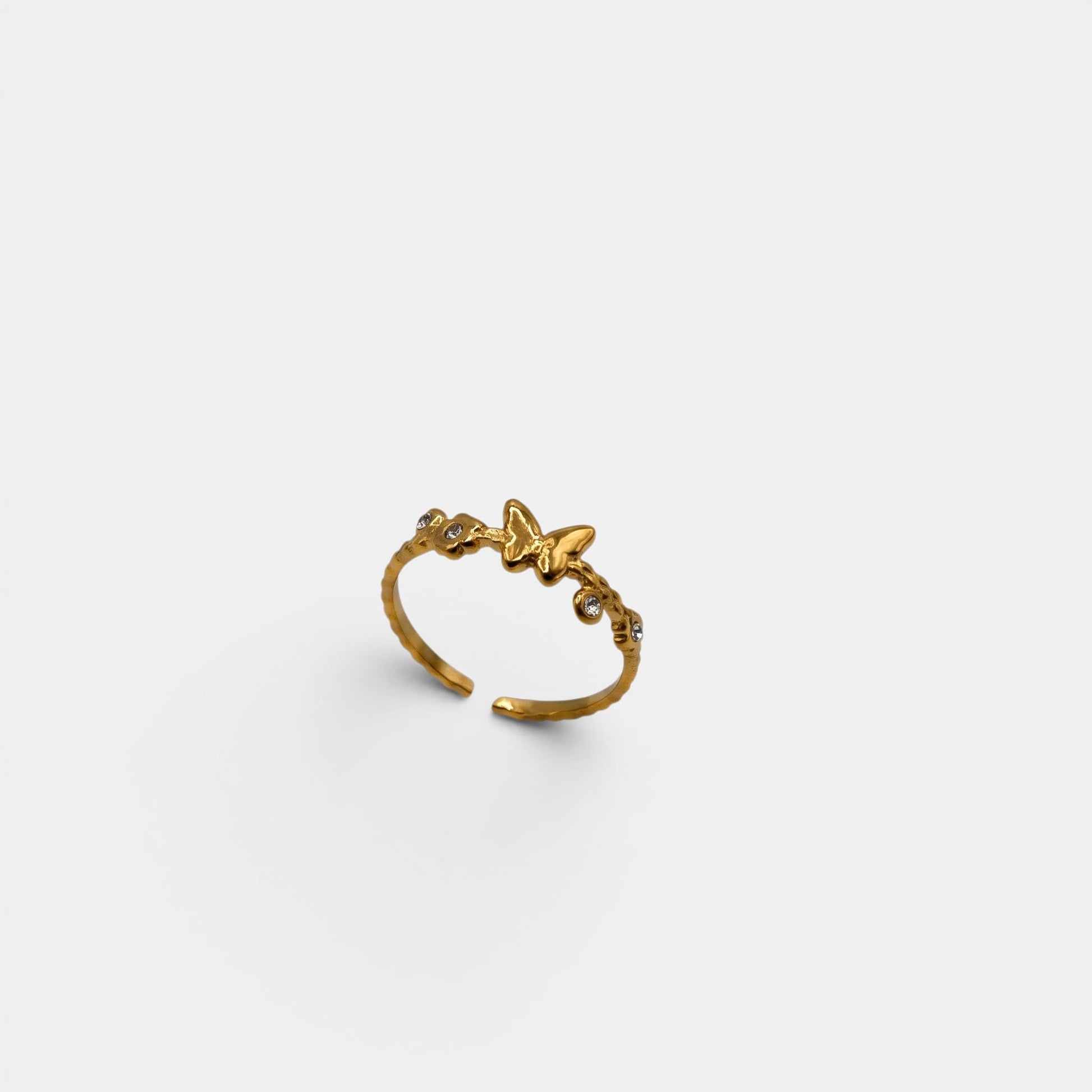 Zierlicher Mariposa Ring aus Gold mit einem filigranen Schmetterling im Zentrum.