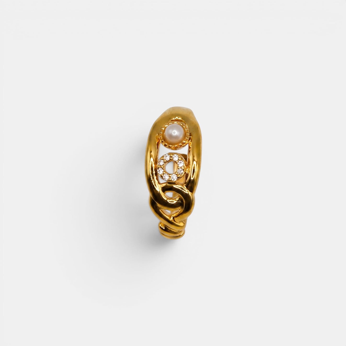 Edler Maris Ring aus Gold mit einem Gliederband und drei eingefassten, runden Schmucksteinen.