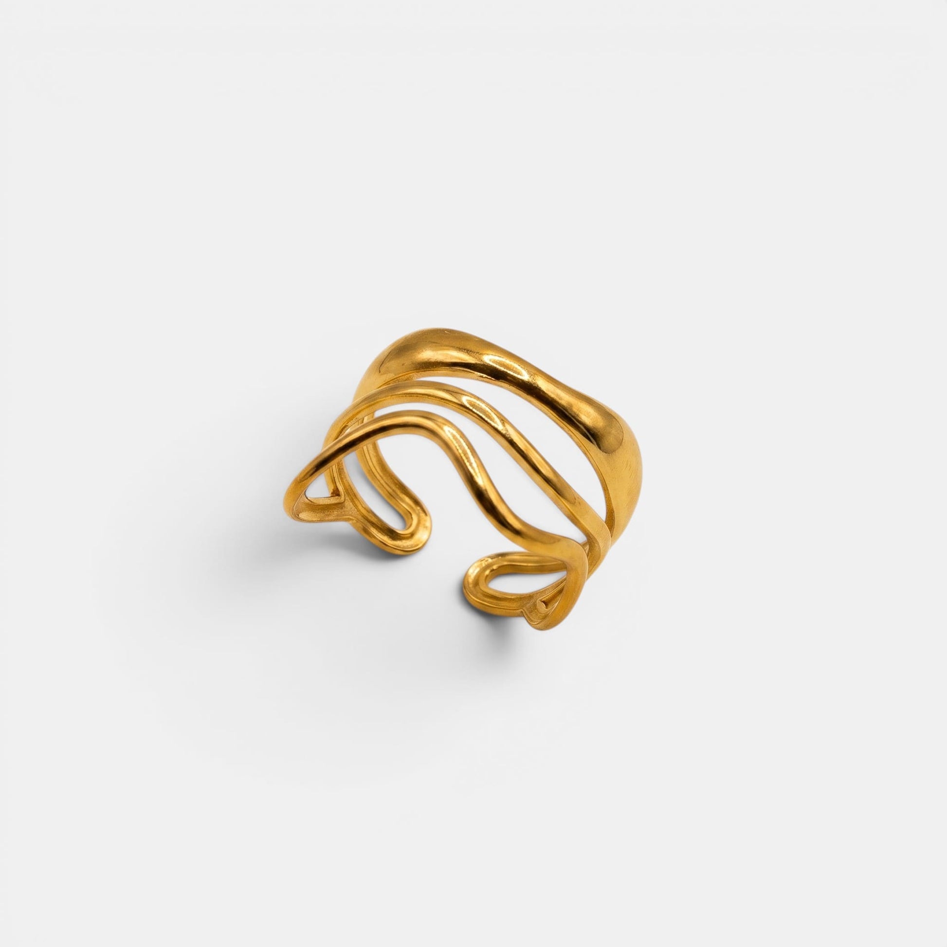 Goldener Nalu Ring mit einem klassischen, glatten dreifachen Wellenmuster auf cremefarbenem Hintergrund.