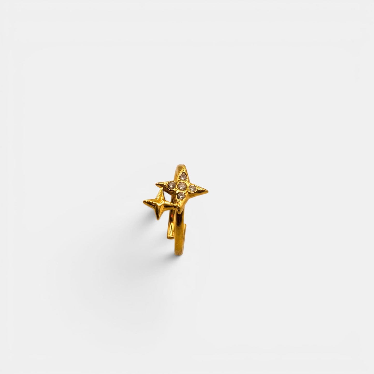 Strahlender Nova Ring aus Gold mit zwei asymmetrisch angeordneten, funkelnden Nordsternen.