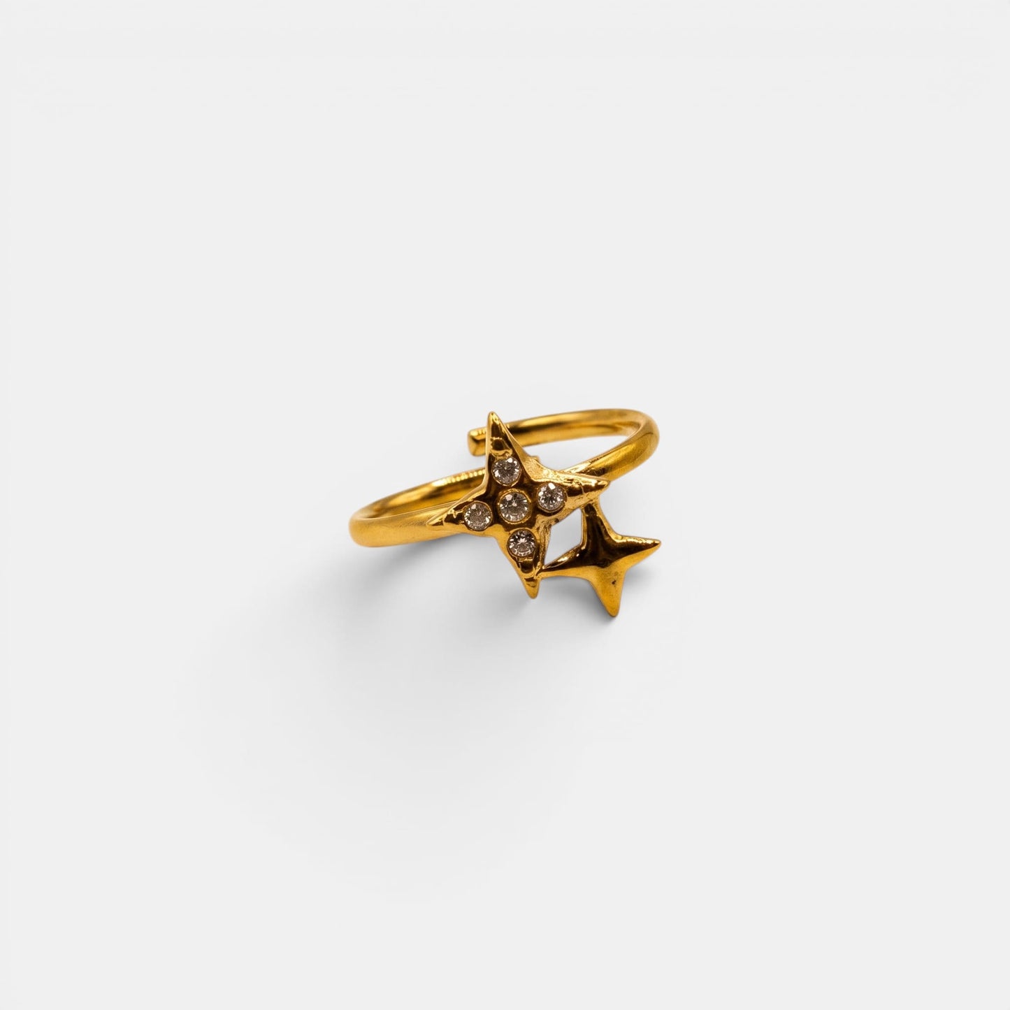 Strahlender Nova Ring aus Gold mit zwei asymmetrisch angeordneten, funkelnden Nordsternen.