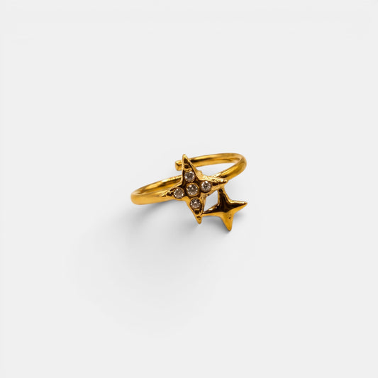 Strahlender Nova Ring aus Gold mit zwei asymmetrisch angeordneten, funkelnden Nordsternen.