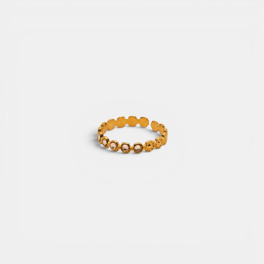 Ultra-schlichter Pureza Ring aus Gold mit feinem Kugel- und Plättchenmuster.