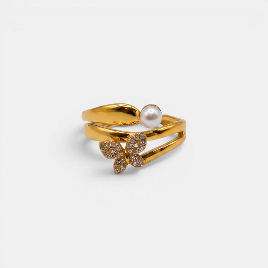 Offener Sirena Ring aus Gold, verziert mit einer schimmernden Perle und einem Kristall-Schmetterling.