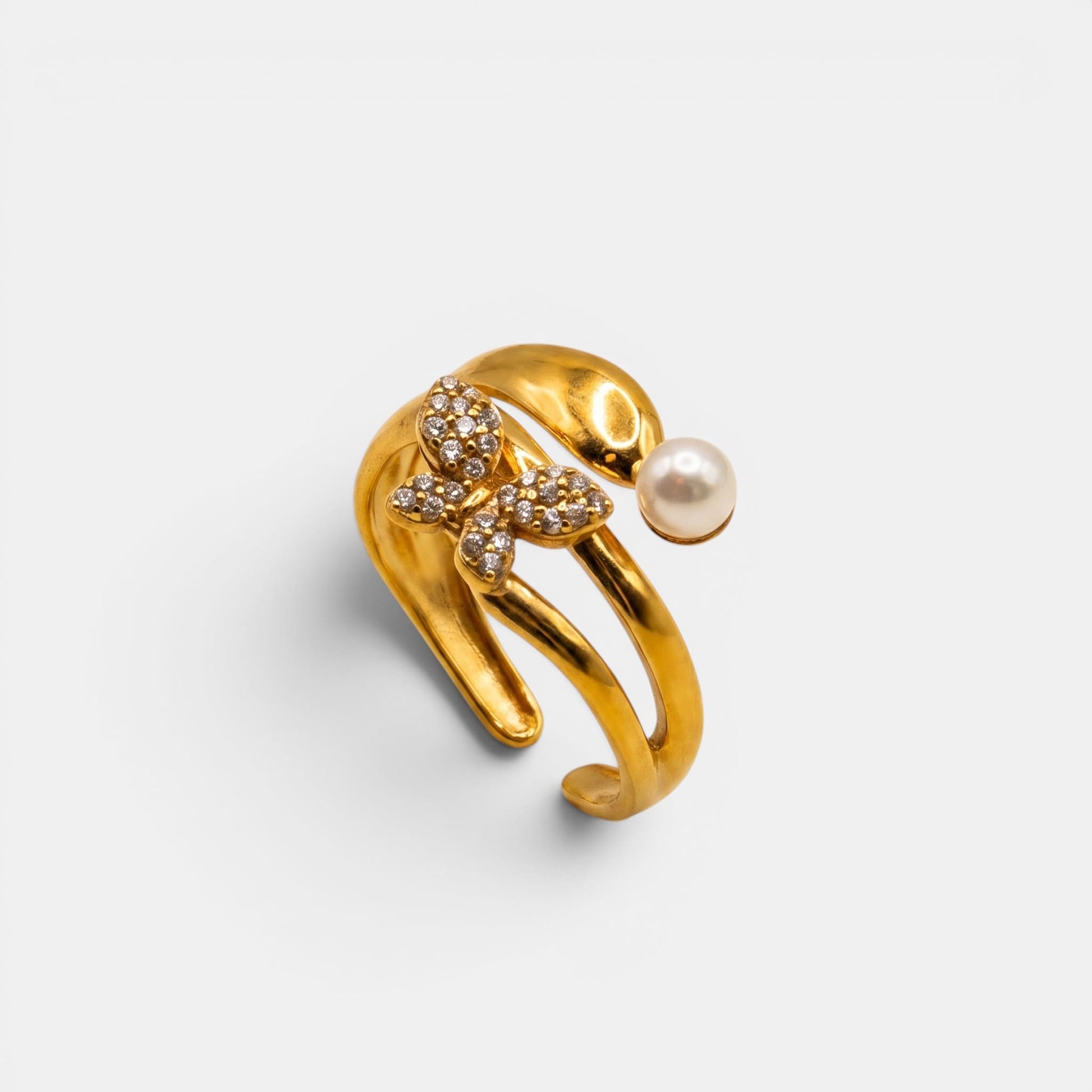 Offener Sirena Ring aus Gold, verziert mit einer schimmernden Perle und einem Kristall-Schmetterling.