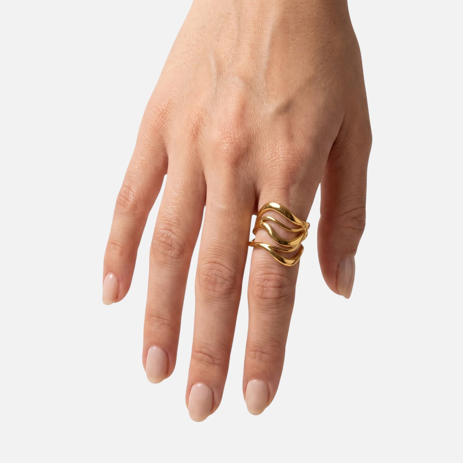 Frauenhand trägt den auffälligen Wave Ring als perfektes Accessoire für den Beach-Vibe.